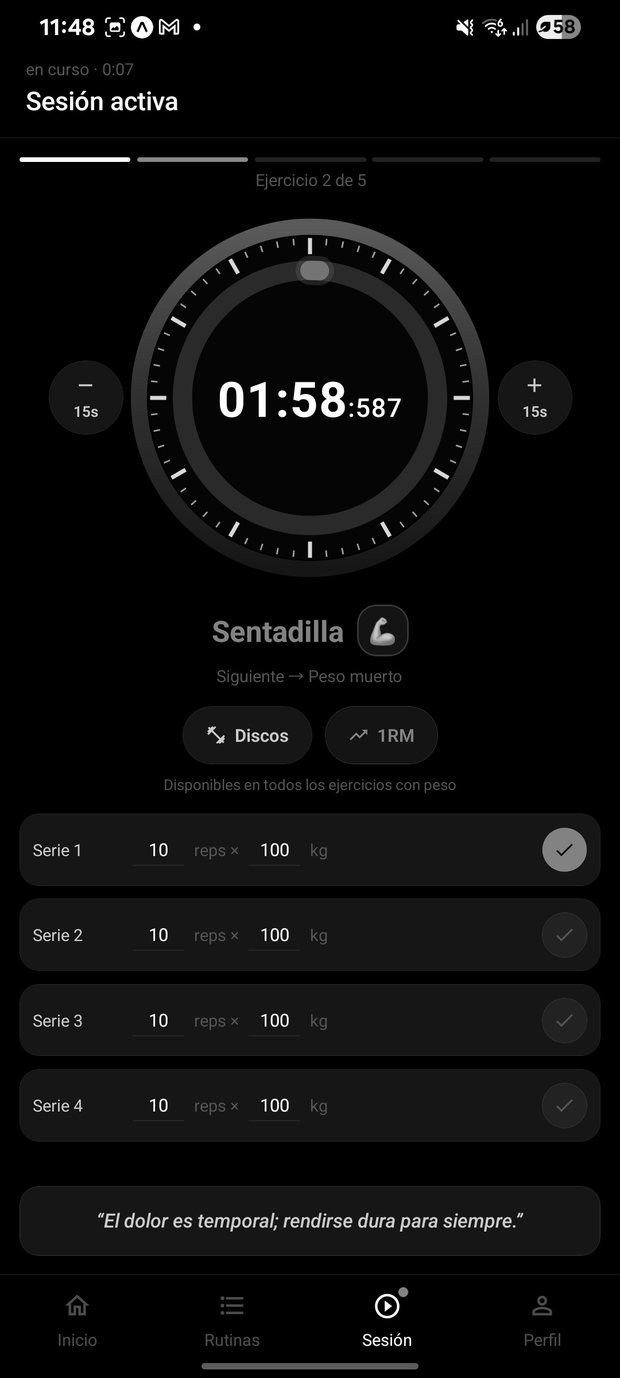 Sesión de entrenamiento en curso en la app TOKAFIT con temporizador de descanso y registro de series